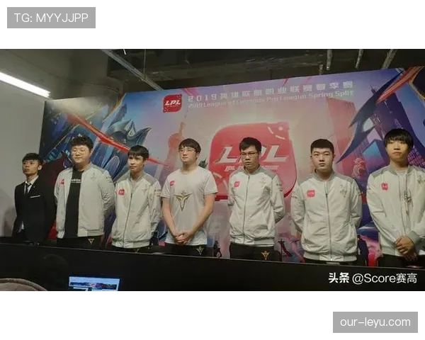 张雨霏训练完顺手买包，教练在后面追着喊发票