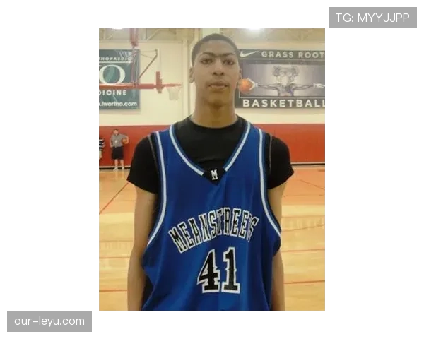 安东尼·戴维斯随手一拍衣帽间，我立刻想把银行卡藏起来