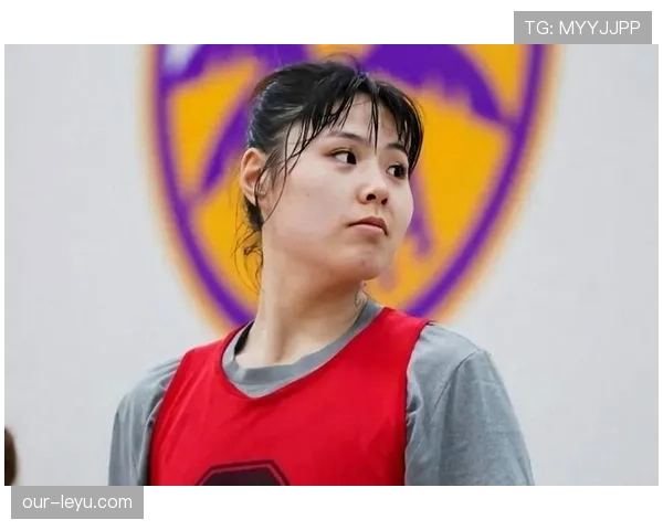 李月汝训练完啃鸡腿的样子，真的不像年薪千万的女篮顶流？